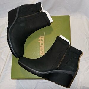 EARTH, size 10, Black Boots